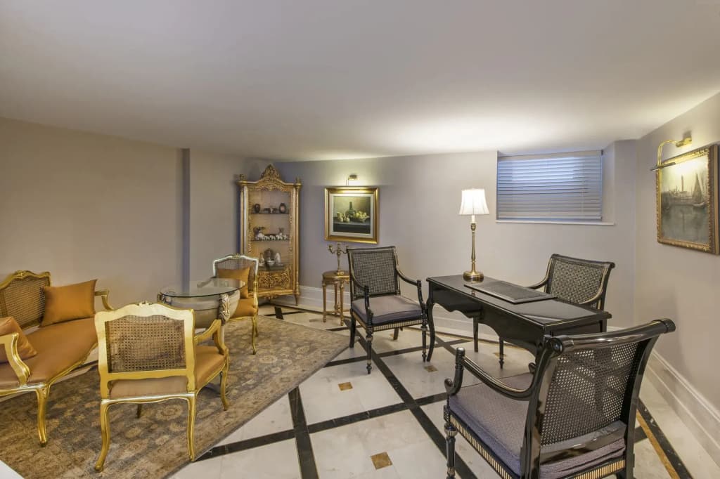 1890 Suites Hotel