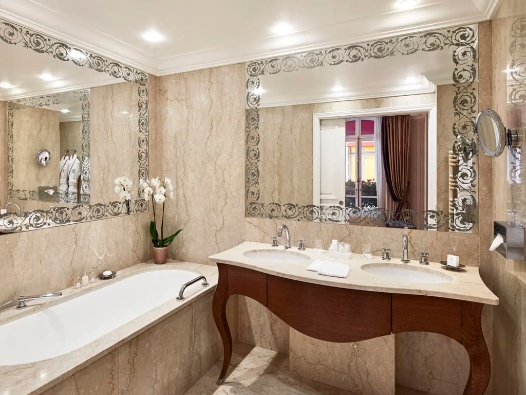 Plaza Athenee Hotel