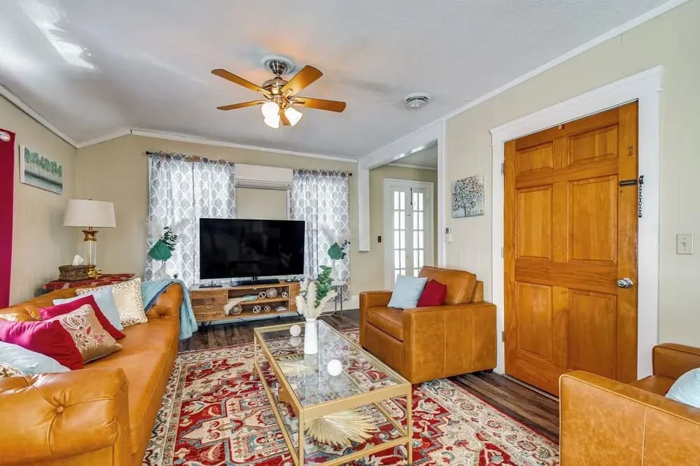 Walk to Lake Ontario & Parks! Lovely Apartment