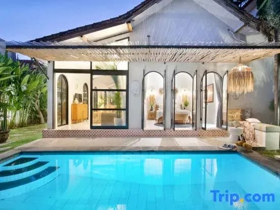 3BR Ensuite Seminyak Mertanadi with pool, butler & parking