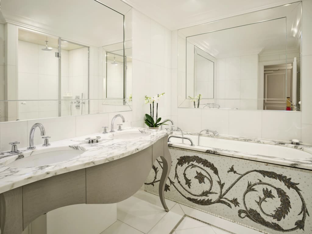 Plaza Athenee Hotel