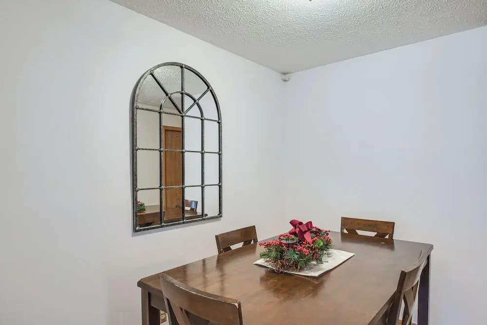 Welcoming Condo in Davenport: Central Location!