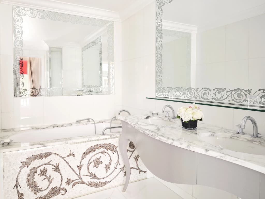 Plaza Athenee Hotel