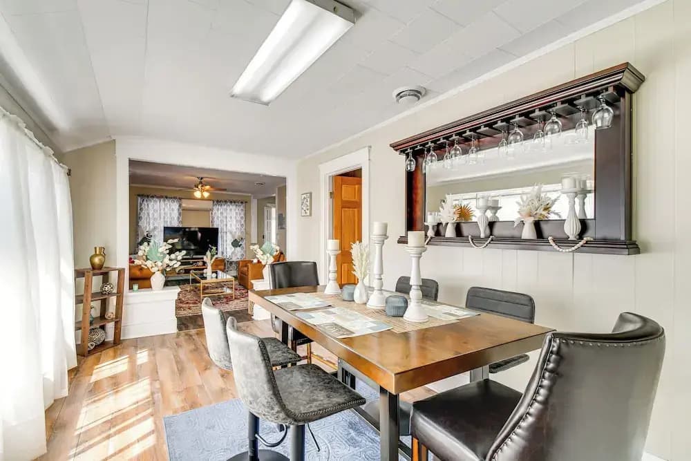 Walk to Lake Ontario & Parks! Lovely Apartment