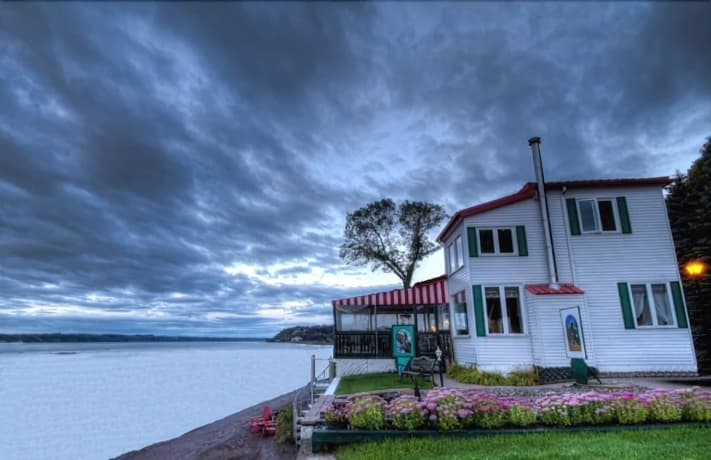 Au Bord du Fleuve