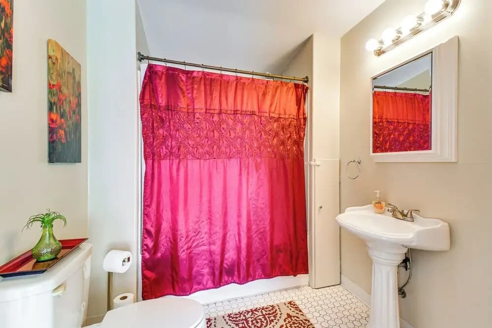 Walk to Lake Ontario & Parks! Lovely Apartment
