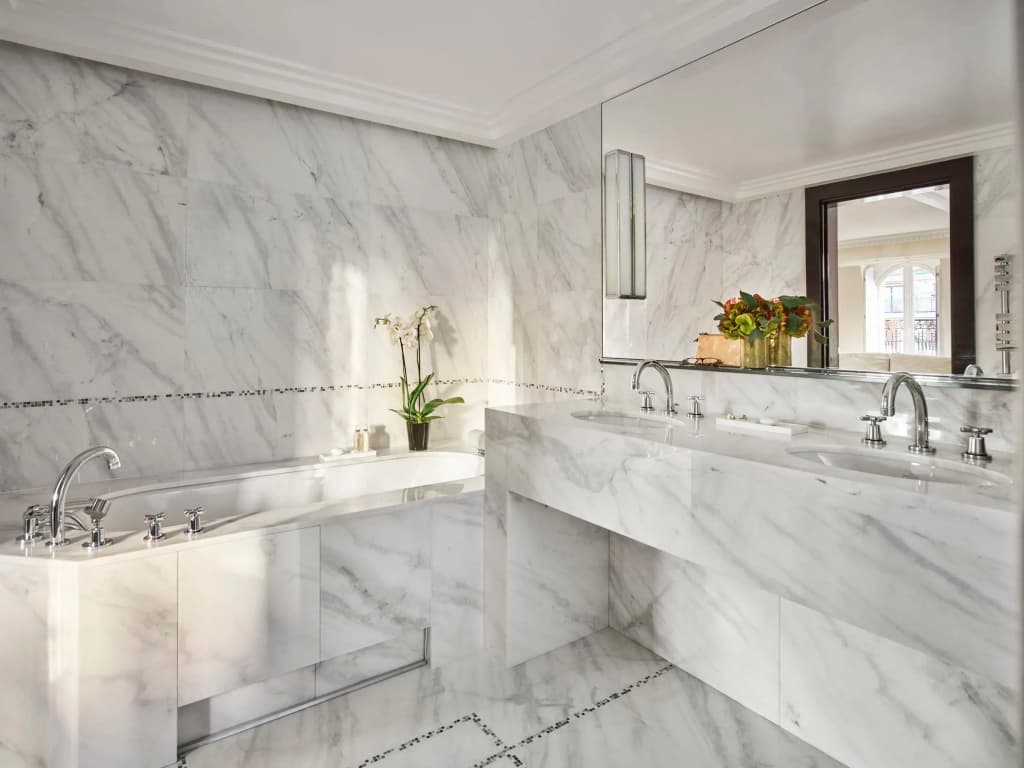 Plaza Athenee Hotel