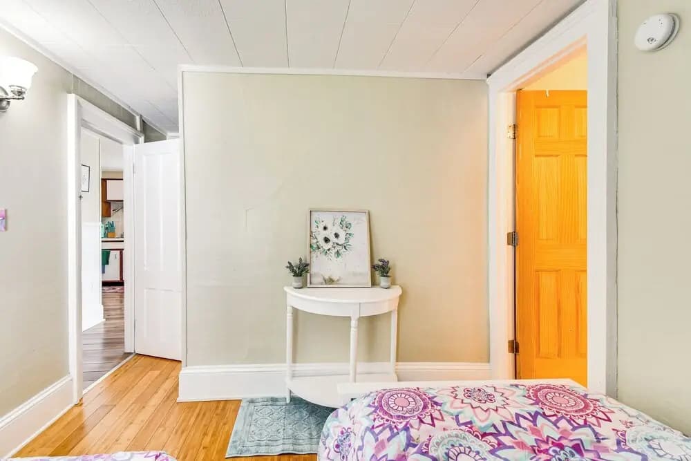 Walk to Lake Ontario & Parks! Lovely Apartment