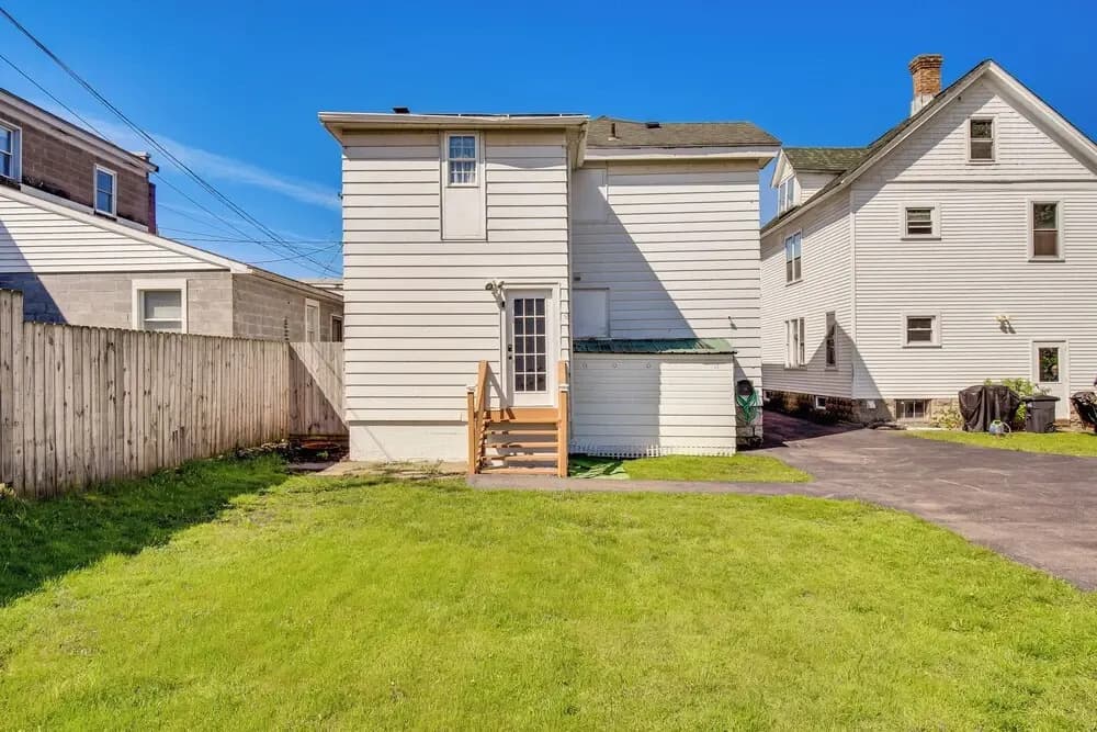 Walk to Lake Ontario & Parks! Lovely Apartment