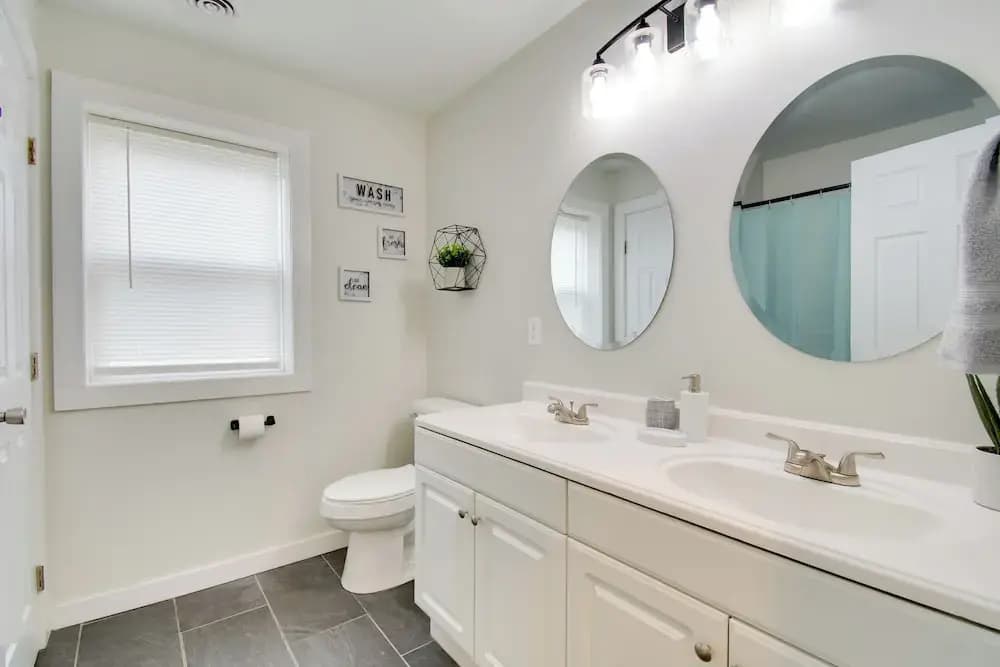 < 1 Mi to Lake Ontario: Oswego Group Retreat
