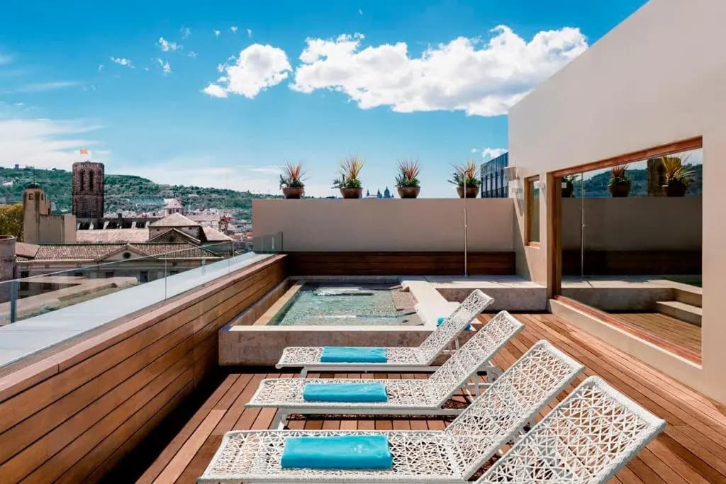 Lamaro Hotel