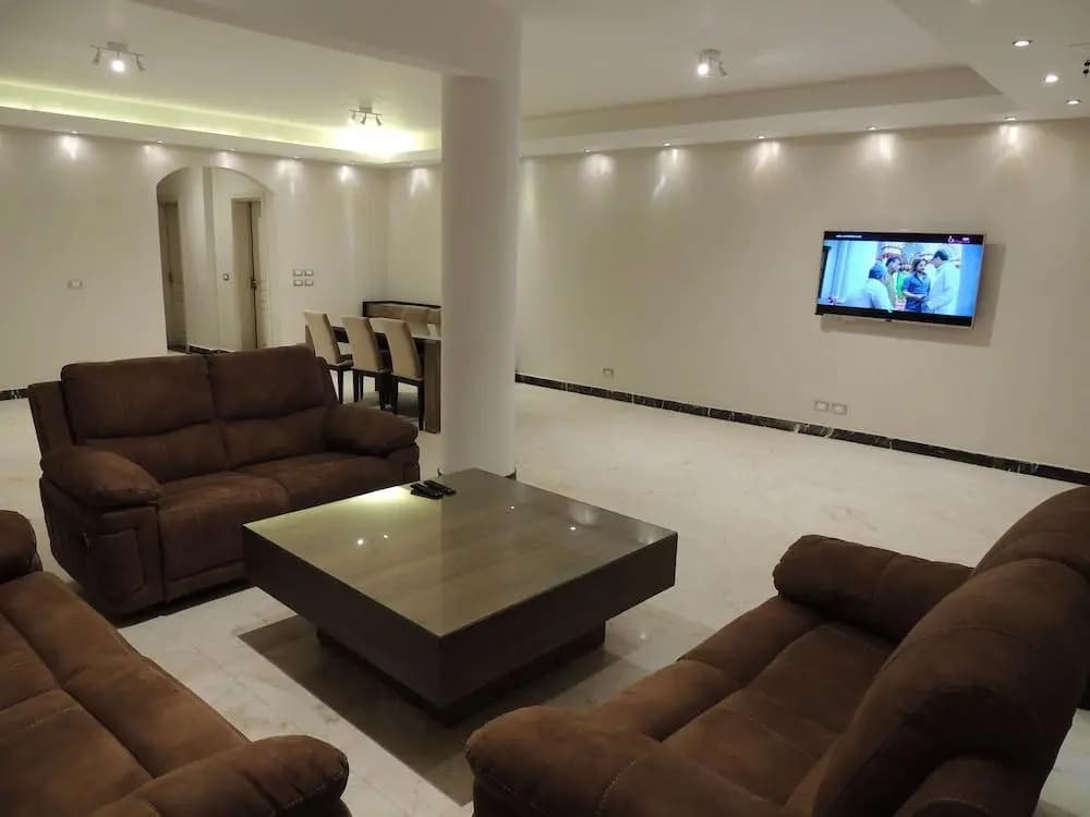 Sultan Luxurious Townhouse Near Auc Apartments