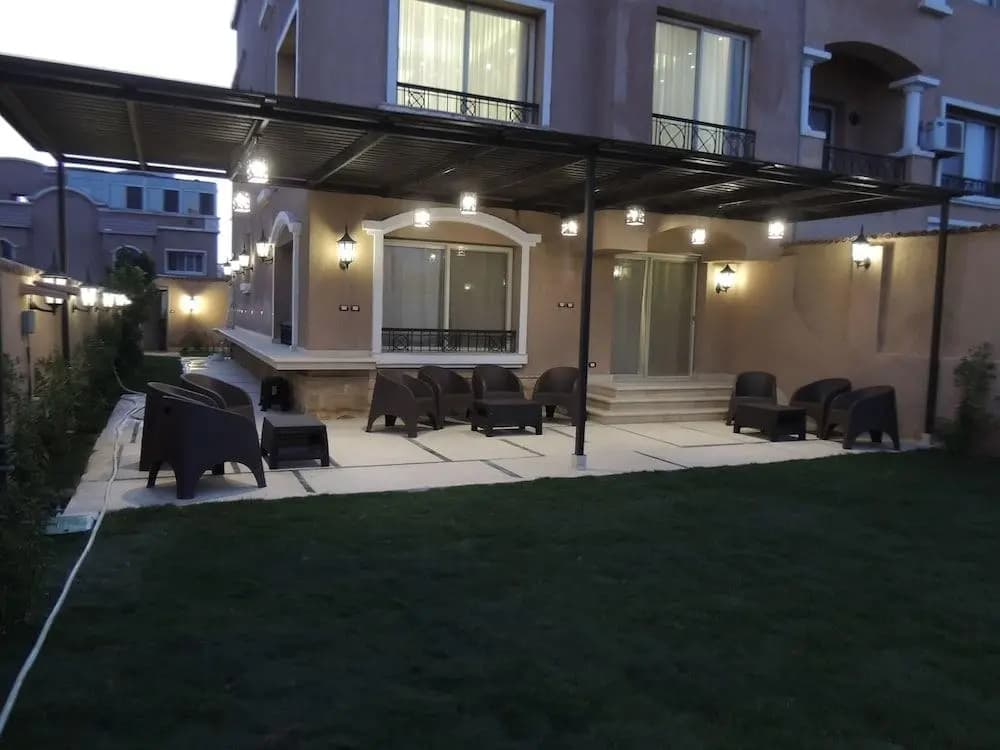 Sultan Luxurious Townhouse Near Auc Apartments