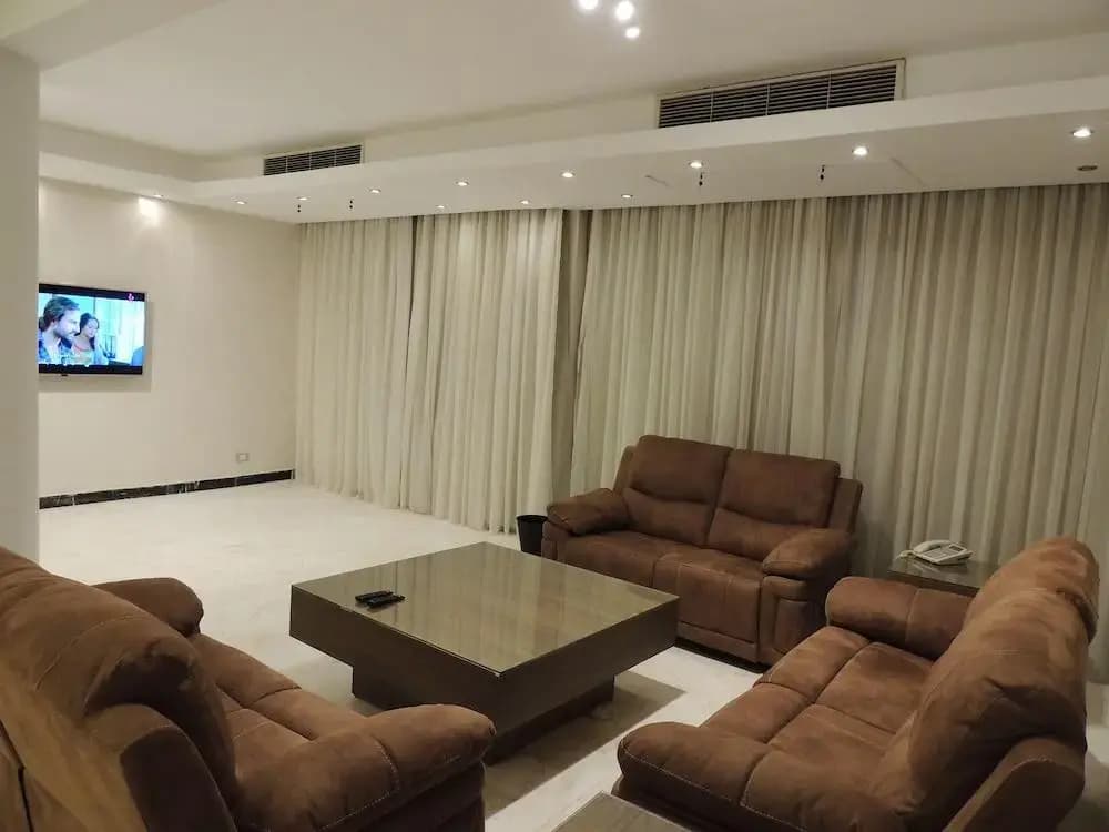 Sultan Luxurious Townhouse Near Auc Apartments