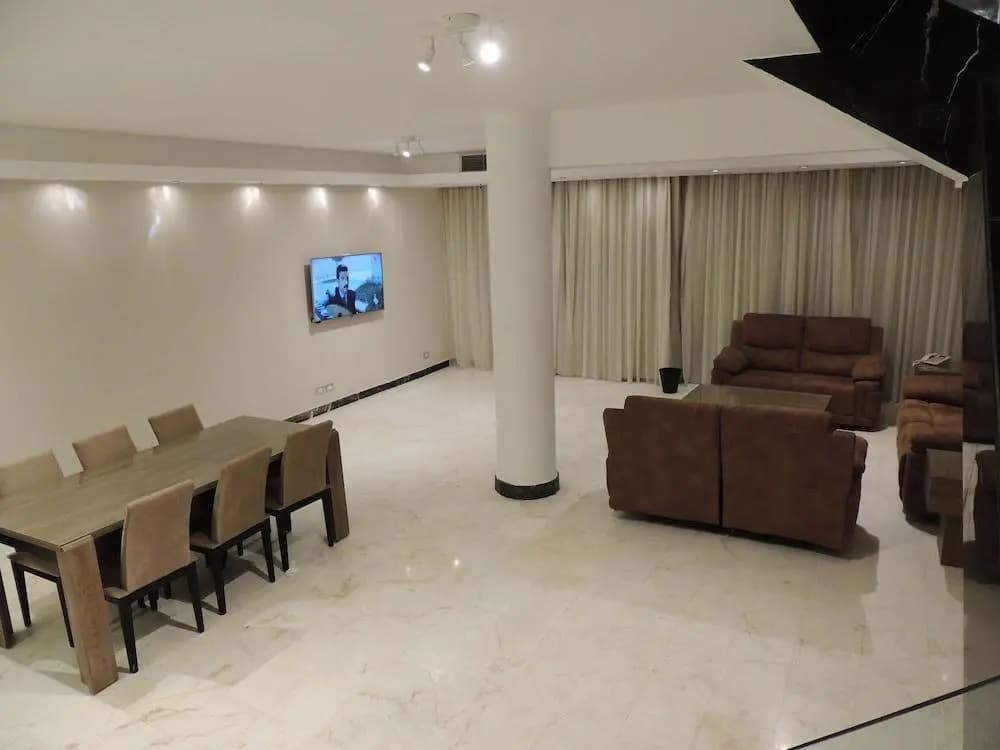 Sultan Luxurious Townhouse Near Auc Apartments