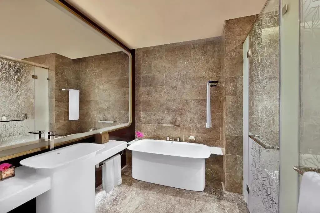 AlRayyan Hotel Doha, Curio Collection by Hilton