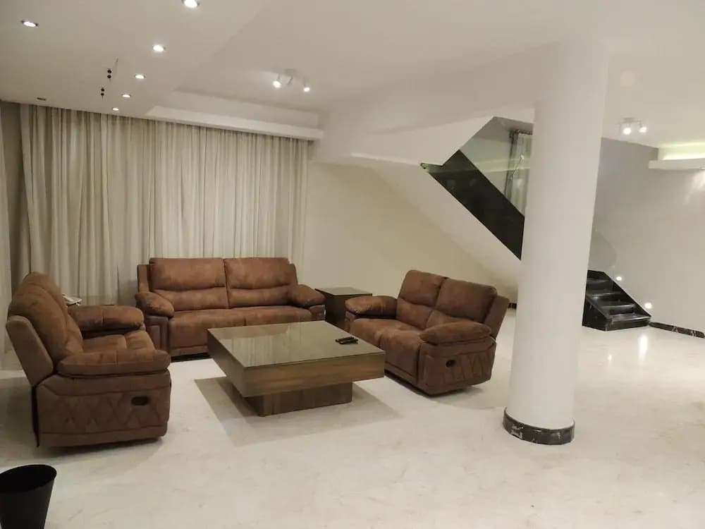Sultan Luxurious Townhouse Near Auc Apartments