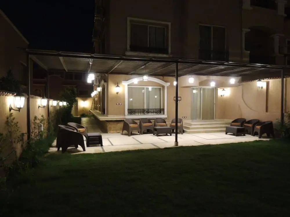 Sultan Luxurious Townhouse Near Auc Apartments