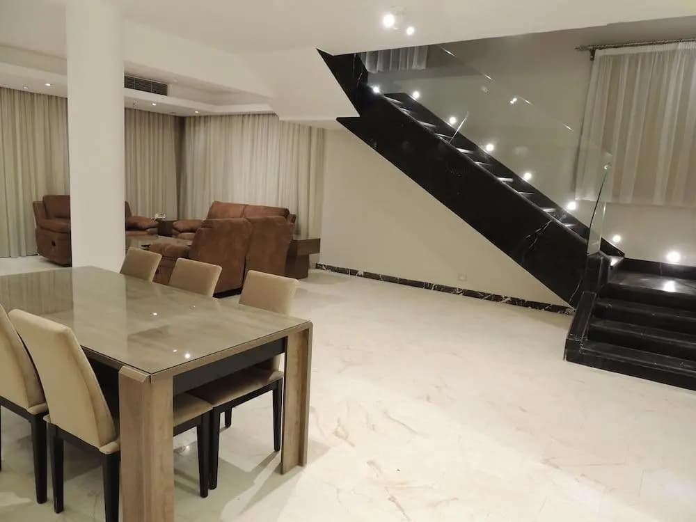 Sultan Luxurious Townhouse Near Auc Apartments