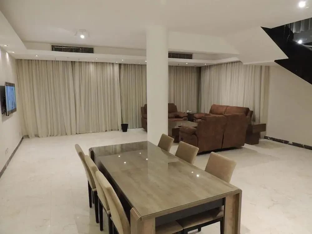 Sultan Luxurious Townhouse Near Auc Apartments