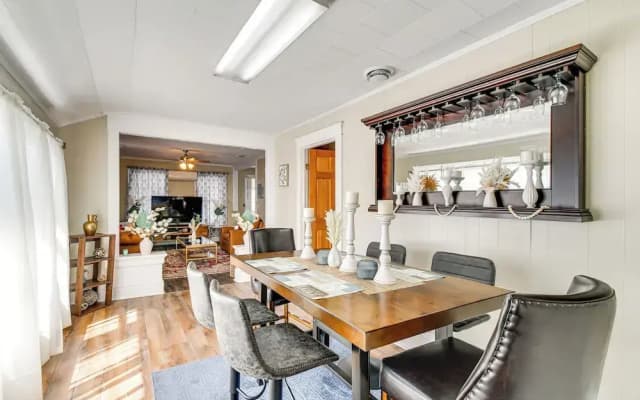 Walk to Lake Ontario & Parks! Lovely Apartment